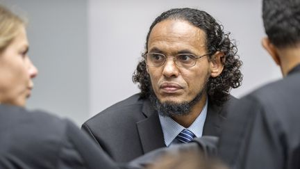 Le jihadiste malien&nbsp;Ahmad Al Faqi Al Mahdi lors de son procès devant la Cour pénale internationale, à La Haye, aux Pays Bas, le 22 août 2016. (PATRICK POST / ANP)