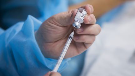 Un infirmier prépare un vaccin contre le Covid-19. (VINCENT ISORE / MAXPPP)