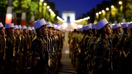 Des soldats de la Légion étrangère&nbsp;répètent avant le défilé sur les Champs-Elysées, le 10 juillet 2017 à Paris. (MARTIN BUREAU / AFP)