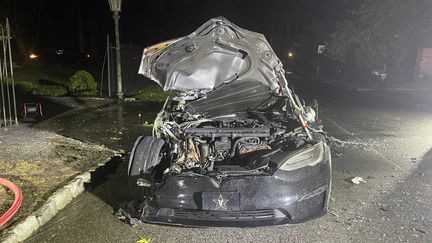 Une Tesla Model S accidentée après avoir pris feu à Philadelphie (Pennsylvanie), le 29 juin 2021. (- / GERAGOS & GERAGOS via AFP)