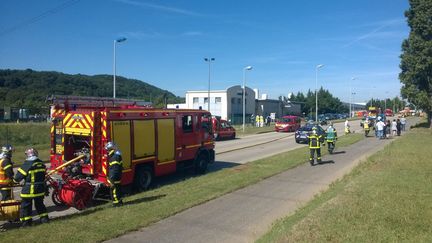 Des pompiers et des &eacute;quipes de secours interviennent pr&egrave;s d'une usine de gaz industriels&nbsp;cibl&eacute;e par un attentat &agrave; Saint-Quentin-Fallavier (Is&egrave;re), le 26 juin 2015. (MAXPPP)