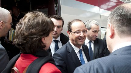 Fran&ccedil;ois Hollande arrive &agrave; la gare de Bruxelles (Belgique) pour se rendre &agrave; un sommet informel des 27 dirigeants de l'Union europ&eacute;enne, le 23 mai 2012. (JEAN-CHRISTOPHE VERHAEGEN / AFP)