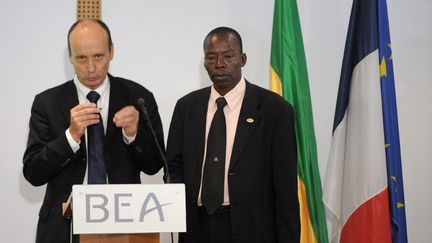 R&eacute;mi Jouty (L), du BEA (Bureau d'Enqu&ecirc;tes et analyses lors d'une conf&eacute;rence de presse conjointe avec N'Faly Ciss&eacute;, pr&eacute;sident de la Commission d'enqu&ecirc;te sur les accidents et incidents dans l'aviation civile du Mali au Bourget (Seine-Saint-Denis), le 7 Ao&ucirc;t 2014. (STEPHANE DE SAKUTIN / AFP)