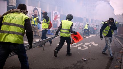 Paris traumatisé après le vandalisme des "gilets jaunes"