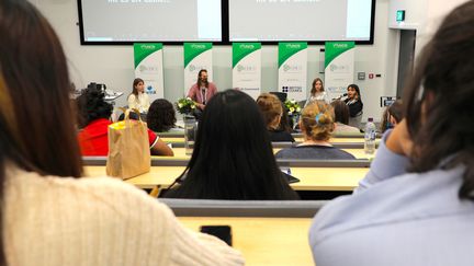 Des activistes et des membres de Youngo discutent lors d'une session de la conférence-climat de la jeunesse, avant la COP26&nbsp;à Glasgow (Ecosse), le 29 octobre 2021. (CAMILLE ADAOUST / FRANCEINFO)