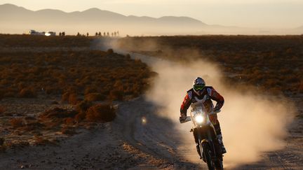 Le pilote français de KTM, Antoine Méo, a réalisé la course idéale entre Uyuni (Bolivie) et Salta (Argentine) pour signer une première victoire en carrière sur le Dakar. (FELIPE TRUEBA / EFE)