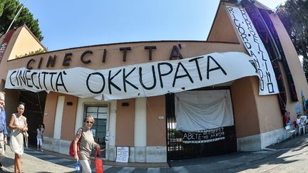 &quot;Cinecitta Occupée&quot; annonce une banderole à l&#039;entrée de la &quot;cité du cinéma&quot; italienne
 (A.SOLARO/AFP)