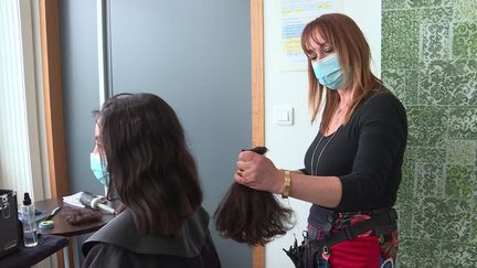 Des dizaines de mètres de mèches ont été collectées à l'Institut de formation des professionnels de santé de Pontivy (France 3 Bretagne)