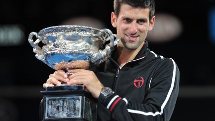 Le Serbe Novak Djokovic&nbsp;apr&egrave;s sa victoire dans la finale de l'Open d'Australie, le 29 janvier 2012 &agrave; Melbourne. (NICOLAS ASFOURI / AFP PHOTO)