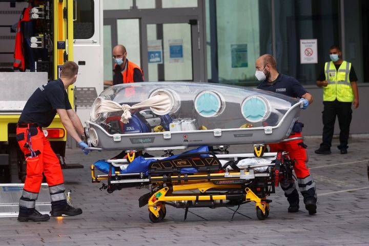 Le personnel d'urgence de l'armée allemande&nbsp;prend en charge l'opposant russe Alexeï Navalny à son arrivée à l'aéroport Tegel, au nord-ouest de Berlin, le 22 août 2020.&nbsp; (ODD ANDERSEN / AFP)