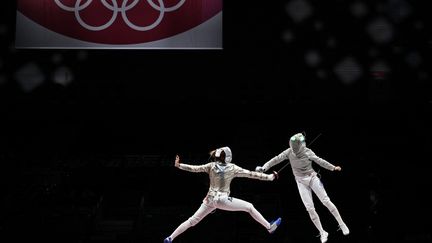 La sabreuse française Manon Brunet, ici opposée à la Russe Sofia Pozdniakova lors de la finale du tournoi par équipes des Jeux olympiques de Pékin, le 31 juillet 2021. (FABRICE COFFRINI / AFP)