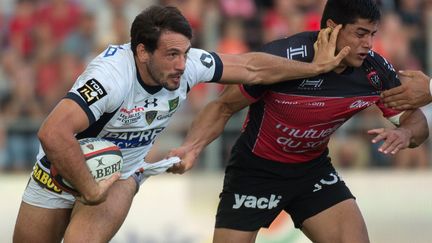 Un bon raffut du Clermontois Rémi Lamera sur le Toulonnais Axel Muller (BERTRAND LANGLOIS / AFP)