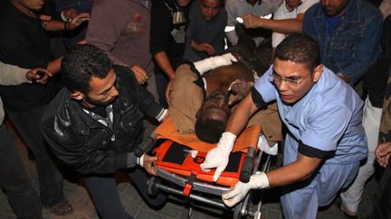 Des secours palestiniens &eacute;vacuent un homme dans un h&ocirc;pital de Gaza, le 29 octobre 2011, apr&egrave;s un raid Isra&eacute;lien qui a fait neuf morts au total, le m&ecirc;me jour. (SAID KHATIB / AFP)