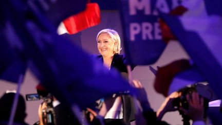 Marine Le Pen, présidente du FN, célèbre son accession au second tour,&nbsp;le 23 avril 2017 à Hénin-Beaumont (Pas-de-Calais). (CHARLES PLATIAU / REUTERS)