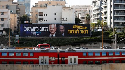 Une affiche représentant Benny Gantz (à gauche) et Benyamin Nétanyahou à Tel Aviv (Israël), lors de la campagne pour les élections législatives, le 17 février 2020. (AMMAR AWAD / REUTERS)