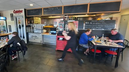 La friterie de l'Audry à&nbsp;Rouvroy-sur-Audry, à une vingtaine de kilomètres de Charleville-Mézières (Ardennes), en avril 2022. (SEBASTIEN BAER / RADIO FRANCE)