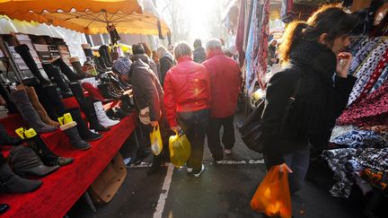 Des personnes font leurs courses sur un march&eacute; &agrave; Lille (Nord), le 20 novembre 2011. (PHILIPPE HUGUEN / AFP)