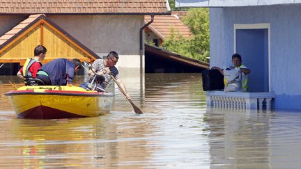 Un homme attend les secours dans la ville de Vojskova, en Bosnie-Herz&eacute;govine, le 19 mai 2014. (SRDJAN ZIVULOVIC / REUTERS)