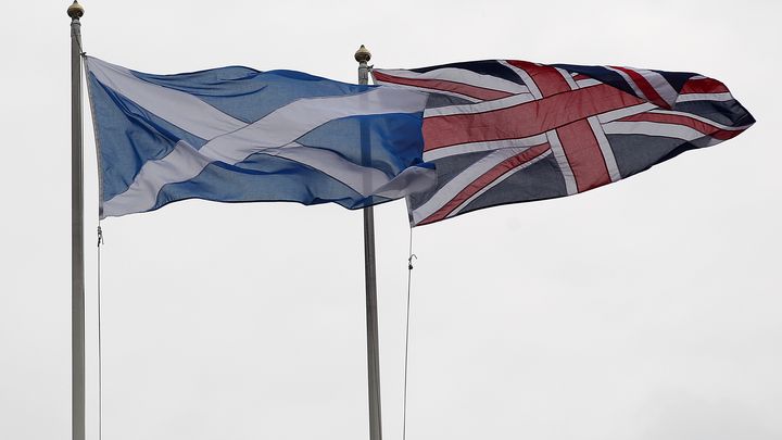 C&ocirc;te &agrave; c&ocirc;te, le drapeau de l'Ecosse et celui du Royaume-Uni. (CYRIL VILLEMAIN / AFP)