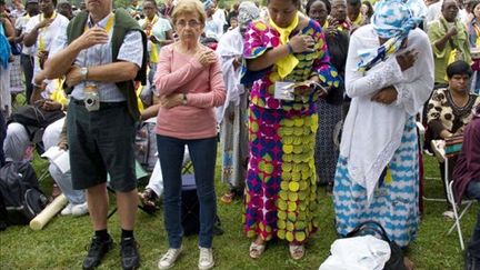 Pèlerins célébrant la fête de l'Assomption à Lourdes le 15 août 2011 (AFP - PASCAL PAVANI)