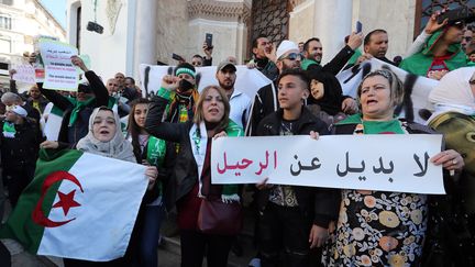 Des manifestants défilent à Alger pour réclamer le départ du&nbsp;président Abdelaziz Bouteflika, le 15 mars 2019. (MOHAMED MESSARA / EPA)