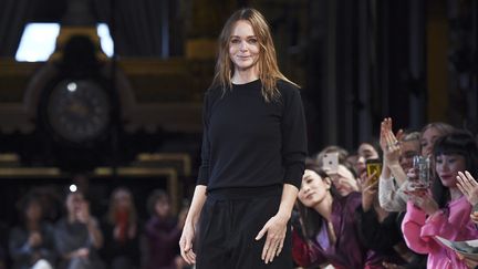 Stella McCartney&nbsp;après le défilé de sa collection printemps-été 2019 à Paris, le 1er octobre 2018. (ANNE-CHRISTINE POUJOULAT / AFP)