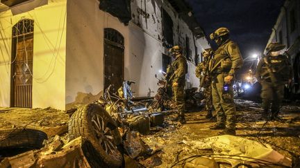 La police inspecte les dégâts après l'explosion d'une voiture piégée, à Corinto, en Colombie, le 26 mars 2021.&nbsp; (PAOLA MAFLA / AFP)