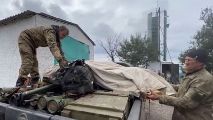 Izioum (Ukraine) a été reprise aux Russes par l'armée ukrainienne, dimanche 11 septembre. C'est dans cette ville stratégique que le président ukrainien Volodymyr Zelensky a promis la victoire à son peuple. (FRANCEINFO)