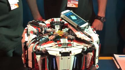 Le Cubestormer 3, un robot compos&eacute; de pi&egrave;ces de Lego et pilot&eacute; par un smartphone, a r&eacute;ussi &agrave; r&eacute;soudre un Rubik's Cube en un temps record, le 15 mars 2014 &agrave; Birmingham (Grande-Bretagne). ( YOUTUBE / FRANCETV INFO )