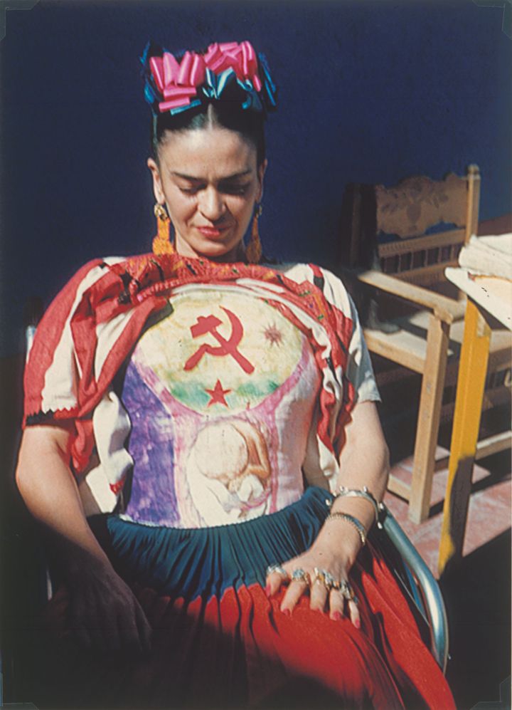 Frida Kahlo révélant son corset peint sous son huipil par Florence Arquin, vers 1951. (DR, collection privée © Diego Rivera and Frida Kahlo archives, Bank of México, fiduciary in the Frida Kahlo and Diego Rivera Museums Trust)