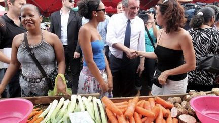 François Bayrou dans un marché de Saint-Denis de La Réunion (RICHARD BOUHET / AFP)