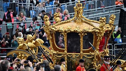 Un hologramme de la reine Elisabeth II projeté sur son carrosse, le 5 juin 2022 lors du défilé du jubilé à Londres (Royaume-Uni). (BEN STANSALL / AFP)