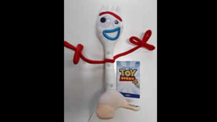 La peluche "Forky" est un jouet dérivé du film d'animation Toy Story 4.