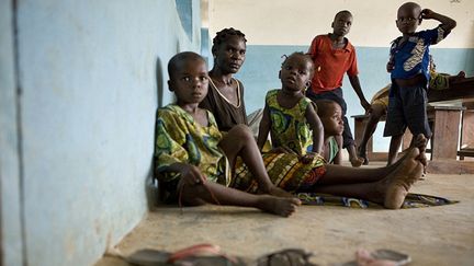 Des réfugiés ivoiriens&nbsp;dans une école à Janzon, un petit village du sud du Liberia, le 24 mars 2011. (GLENNA GORDON / UNHCR)