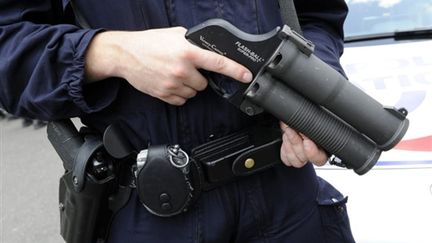 Manipulation d'un flash-ball par un policier, juillet 2009 (AFP - Bertrand Guay)