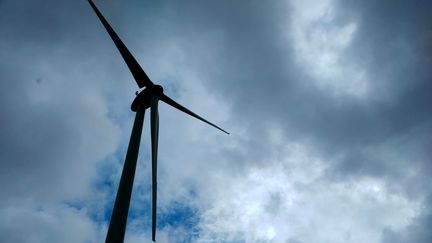 Les opposants dénoncent l'impact sur l'immobilier et sur l'environnement qu'occasionnerait l'installation de six nouvelles éoliennes. (PIERRE-ANTOINE LEFORT / RADIO FRANCE)