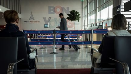 Un passager s'apprête à prendre un vol à l'aéroport parisien d'Orly, le 10 octobre 2018. (LIONEL BONAVENTURE / AFP)