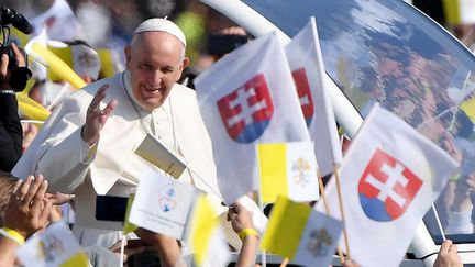 Le Pape François dans les rues de Presov en Slovaquie, mardi 14 septembre. (TIZIANA FABI / AFP)