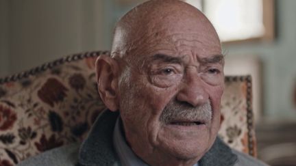 Joseph Weismann a été interpellé lors de la rafle du Vel d'Hiv', le 16 juillet 1942. À 92 ans, il partage son témoignage de rescapé de la Shoah. (France 2)