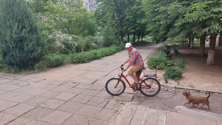 Viktor fait partie des derniers civils encore présents à Stepnohirsk, dans la région de Zaporijjia (Ukraine), en juin 2023. (OMAR OUAHMANE / RADIO FRANCE)