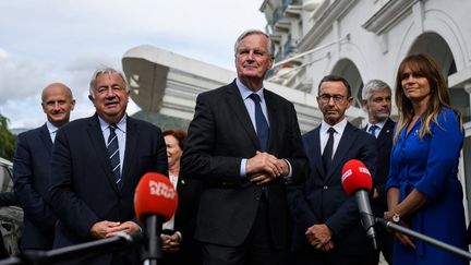 Le Premier ministre Michel Barnier aux côtés de Gérard Larcher, le président du Sénat, et de Bruno Retailleau, le ministre de l'Intérieur, à Annecy (Haute-Savoie) le 12 septembre 2024. (JEFF PACHOUD / AFP)