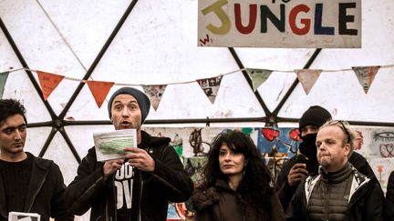 L'acteur Jude Law dans le théâtre de la "jungle" de Calais, février 2016 
 (PHILIPPE HUGUEN / AFP)