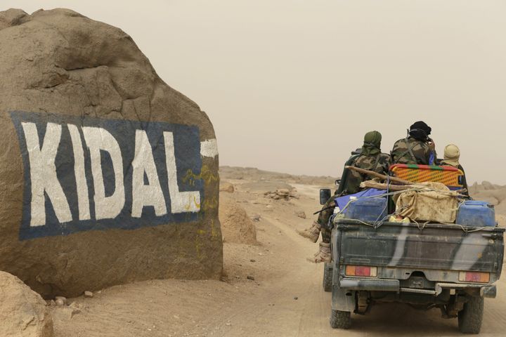 Des soldats maliens arrivent à Kidal après une patrouille le 26 juillet 2013. (KENZO TRIBOUILLARD / AFP)