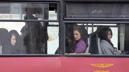 Des femmes dans un bus à Téhéran, le 25 février 2012. (AFP/ATTA KENARE)