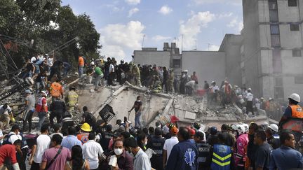 Les secours en action après le séisme qui a touché le Mexique, le 19 septembre 2017.&nbsp; (YURI CORTEZ / AFP)