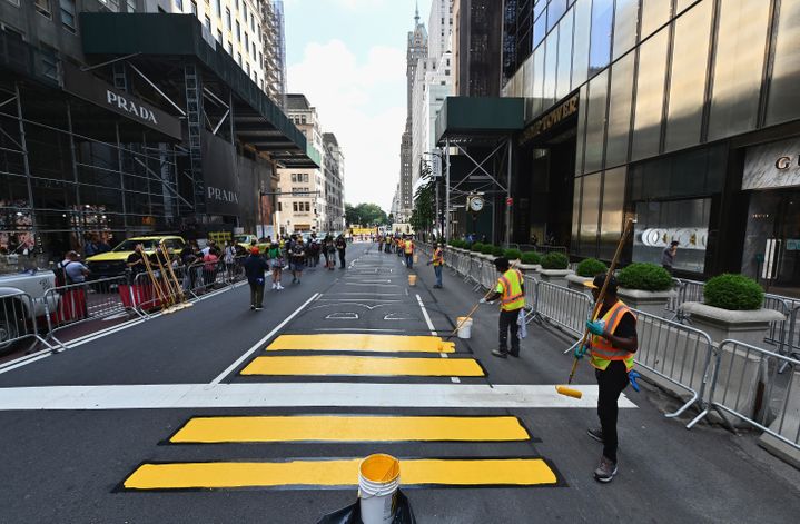 Le slogan "Black Lives Matter" peint devant la tour Trump à New York, le 9 juillet 2020.&nbsp; (ANGELA WEISS / AFP)