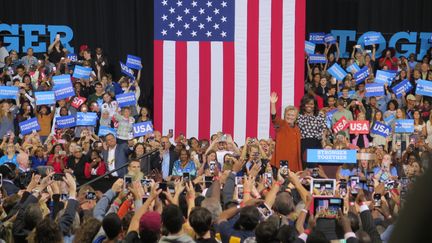 Hillary Clinton et Michelle Obama en meeting&nbsp; à Winston Salem (Caroline du Nord, États-Unis), le 27 octobre 2016 (RADIO FRANCE / NICOLAS MATHIAS)