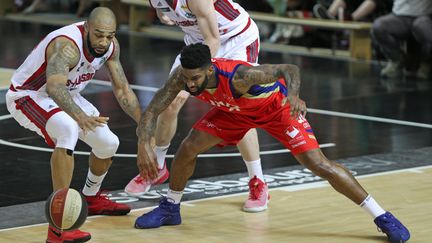 Le Strasbourgeois Romeo Travis en défense avec Cameron Clark (Chalon) (JEAN-MARC LOOS / MAXPPP)