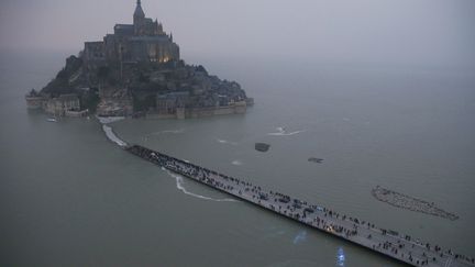 Vue a&eacute;rienne du Mont Saint-Michel, le 20 mars 2015, o&ugrave; sont attendus de nombreux touristes &agrave; l'occasion d'une importante mar&eacute;e. ( PASCAL ROSSIGNOL / REUTERS)