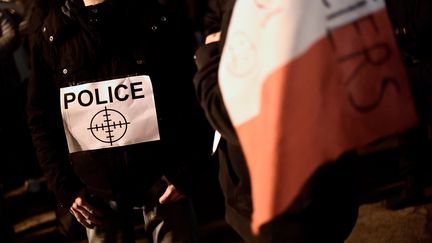 Des policiers manifestent à Viry-Châtillon (Essonne), mardi 8 novembre 2016. Un mois plus tôt,&nbsp;deux policiers avaient été grièvement brûlés dans une attaque contre leur véhicule. (MIGUEL MEDINA / AFP)